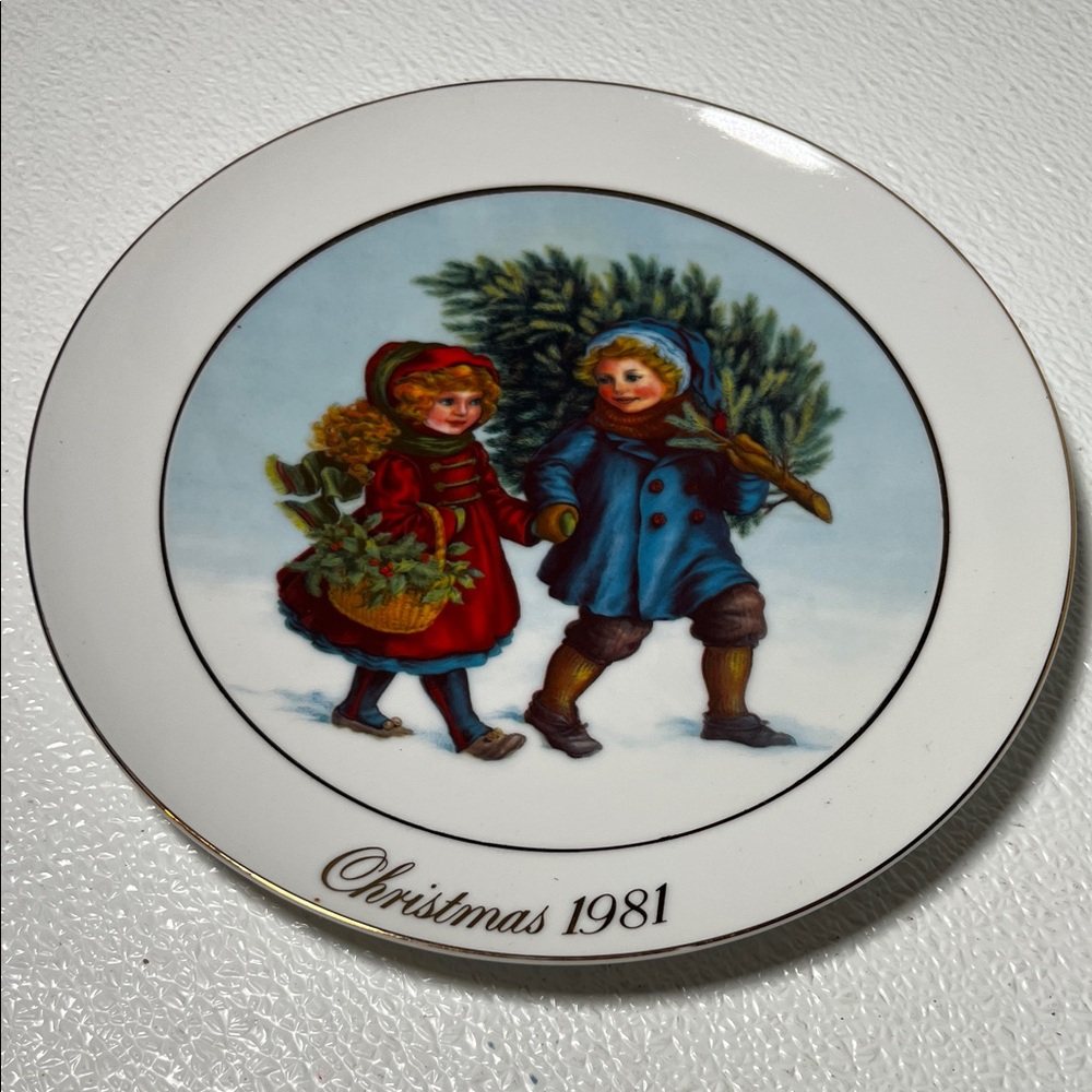 Vintage 1981 AVON CHRISTMAS MEMORIES COLLECTOR PLATE 1st EDITION SHARING SPIRIT